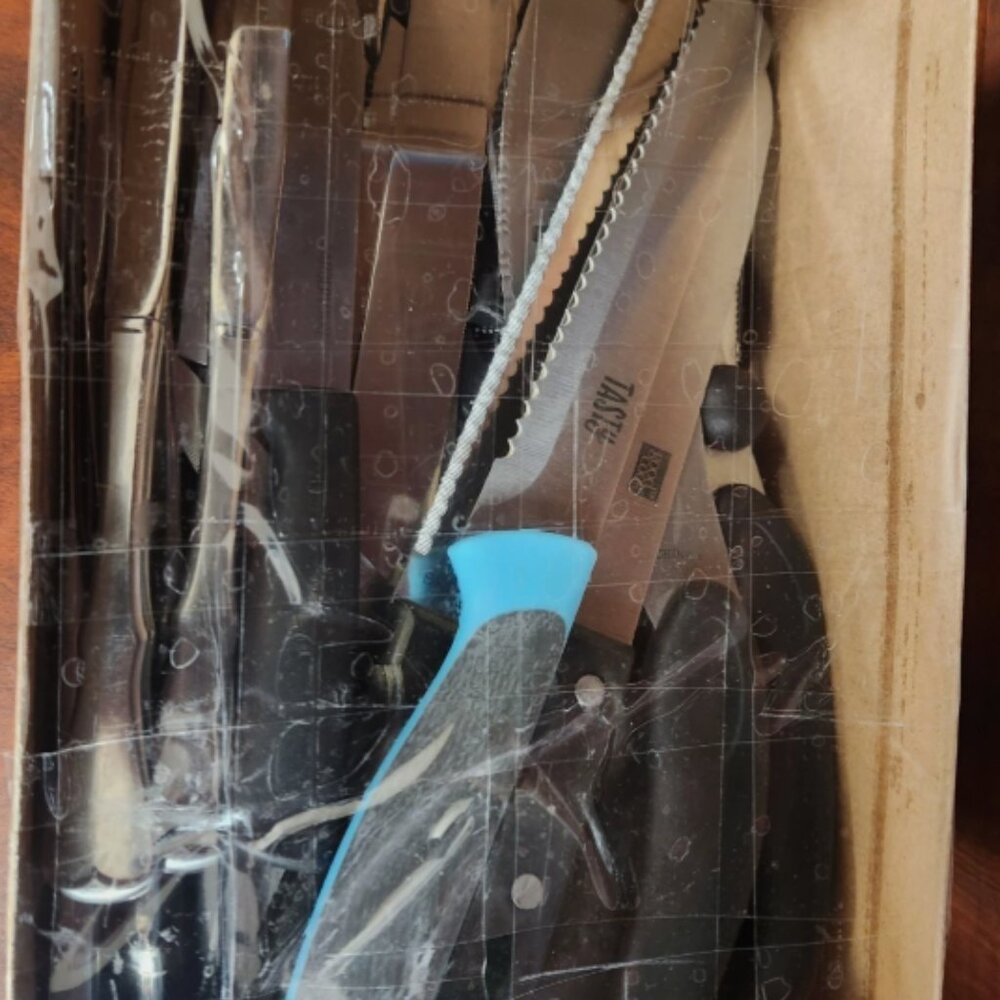 Mixed Box Lot of Kitchen & Steak Knifes